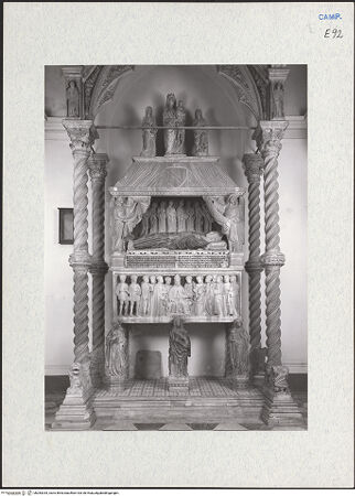 Vorderseite von Courtauld Institute of Art [https://www.deutsche-digitale-bibliothek.de/content/lizenzen/rv-ez/] Grabmal des Kardinals Francesco Carbone (gest. 1405) - Detail: Tragfiguren, Sarkophag, Grabkammer und Stiftergruppe, bh283334_recto. Foto.