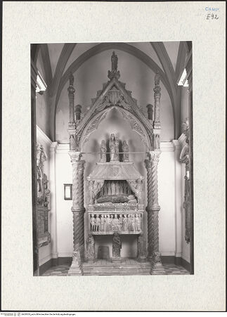 Vorderseite von Courtauld Institute of Art [https://www.deutsche-digitale-bibliothek.de/content/lizenzen/rv-ez/] Grabmal des Kardinals Francesco Carbone (gest. 1405) - Gesamtansicht, bh283335_recto. Foto.