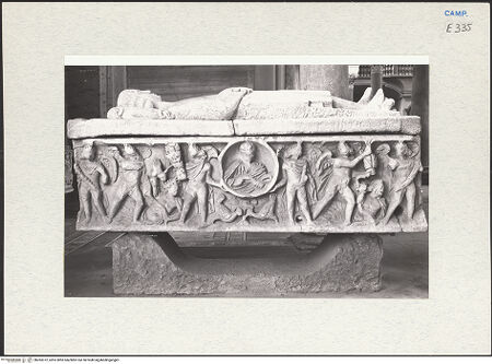 Vorderseite von Courtauld Institute of Art [https://www.deutsche-digitale-bibliothek.de/content/lizenzen/rv-ez/] Grabmal mit römischem Sarkophag - Sarkophag, bh283372_recto. Foto.