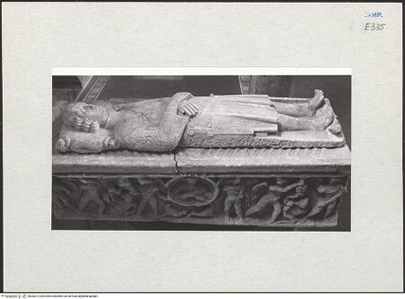 Vorderseite von Courtauld Institute of Art [https://www.deutsche-digitale-bibliothek.de/content/lizenzen/rv-ez/] Grabmal mit römischem Sarkophag - Liegefigur, bh283373_recto. Foto.