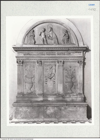 Vorderseite von Courtauld Institute of Art [https://www.deutsche-digitale-bibliothek.de/content/lizenzen/rv-ez/] Bank mit architektonischem Rahmen und Wappen - Gesamtansicht, bh283397_recto. Foto.