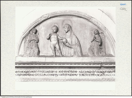 Vorderseite von Courtauld Institute of Art [https://www.deutsche-digitale-bibliothek.de/content/lizenzen/rv-ez/] Bank mit architektonischem Rahmen und Wappen - Gesamtansicht, bh283400_recto. Foto.