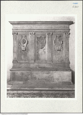 Vorderseite von Courtauld Institute of Art [https://www.deutsche-digitale-bibliothek.de/content/lizenzen/rv-ez/] Bank mit architektonischem Rahmen und Wappen - Gesamtansicht, bh283409_recto. Foto.