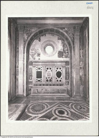 Vorderseite von Courtauld Institute of Art [https://www.deutsche-digitale-bibliothek.de/content/lizenzen/rv-ez/] Bank mit architektonischem Rahmen und Wappen - Gesamtansicht, bh283453_recto. Foto.