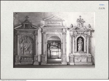 Vorderseite von Courtauld Institute of Art [https://www.deutsche-digitale-bibliothek.de/content/lizenzen/rv-ez/] San Giovanni a Carbonara - Innenfassade, Detail, Portal und Altäre, bh283468_recto. Foto.