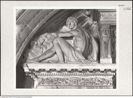 Vorderseite von Courtauld Institute of Art [https://www.deutsche-digitale-bibliothek.de/content/lizenzen/rv-ez/] Grabmal des Nicola Antonio Caracciolo (gest. 1544)Figuren (Genii?) mit Tropaion - Linke Figur (Genius?), bh283474_recto. Foto.