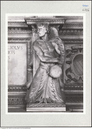 Vorderseite von Courtauld Institute of Art [https://www.deutsche-digitale-bibliothek.de/content/lizenzen/rv-ez/] Grabmal des Nicola Antonio Caracciolo (gest. 1544)Sarkophag und Basis mit Tritonen - Rechter Triton, bh283475_recto. Foto.