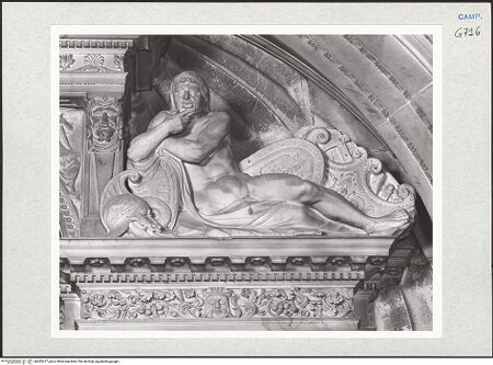 Vorderseite von Courtauld Institute of Art [https://www.deutsche-digitale-bibliothek.de/content/lizenzen/rv-ez/] Grabmal des Nicola Antonio Caracciolo (gest. 1544)Figuren (Genii?) mit Tropaion - Rechte Figur (Genius?), bh283477_recto. Foto.