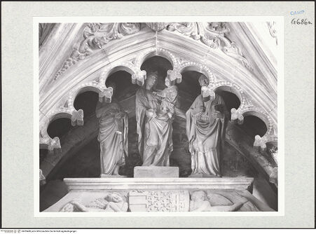 Vorderseite von Courtauld Institute of Art [https://www.deutsche-digitale-bibliothek.de/content/lizenzen/rv-ez/] Grabmal des Königs Ladislaus (gest. 1414)Bogen, Grabkammer und SarkophagMadonna zwischen den heiligen Johannes dem Täufer und Augustinus - Gesamtansicht, bh283480_recto. Foto.