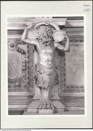 Vorderseite von Courtauld Institute of Art [https://www.deutsche-digitale-bibliothek.de/content/lizenzen/rv-ez/] Grabmal des Galeazzo CaraccioloSarkophag und Basis mit Satyrn - Linker Satyr, bh283526_recto. Foto.