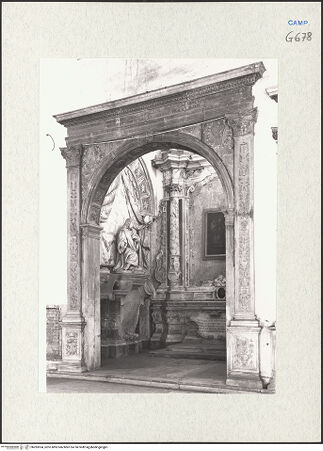 Vorderseite von Courtauld Institute of Art [https://www.deutsche-digitale-bibliothek.de/content/lizenzen/rv-ez/] Eingangsbogen zur Cappella Argento (ehemals Cappella dei Re Magi) - Seitenansicht, bh283534_recto. Foto.