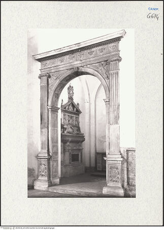 Vorderseite von Courtauld Institute of Art [https://www.deutsche-digitale-bibliothek.de/content/lizenzen/rv-ez/] Eingangsbogen zur Cappella del Crocefisso - Seitenansicht, bh283538_recto. Foto.