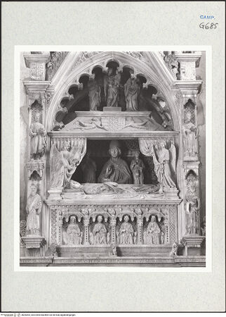 Vorderseite von Courtauld Institute of Art [https://www.deutsche-digitale-bibliothek.de/content/lizenzen/rv-ez/] Grabmal des Königs Ladislaus (gest. 1414)Bogen, Grabkammer und Sarkophag - Gesamtansicht, bh283552_recto. Foto.