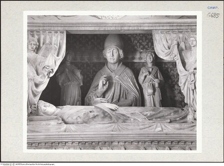 Vorderseite von Courtauld Institute of Art [https://www.deutsche-digitale-bibliothek.de/content/lizenzen/rv-ez/] Grabmal des Königs Ladislaus (gest. 1414)Bogen, Grabkammer und SarkophagLadislaus, Ludwig von Toulouse und Ministranten - Teilansicht, bh283553_recto. Foto.