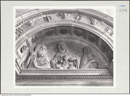 Vorderseite von Courtauld Institute of Art [https://www.deutsche-digitale-bibliothek.de/content/lizenzen/rv-ez/] Grabmal des Vito Pisanelli - Tympanon: Madonna zwischen Andreas und Johannes dem Evangelisten, bh283561_recto. Foto.