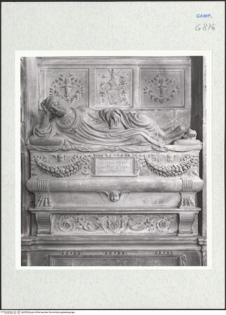 Vorderseite von Courtauld Institute of Art [https://www.deutsche-digitale-bibliothek.de/content/lizenzen/rv-ez/] Grabmal des Vito Pisanelli - Liegefigur und Sarkophag, bh283562_recto. Foto.