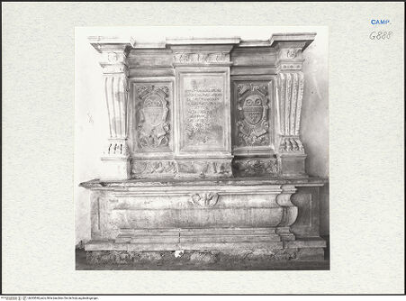 Vorderseite von Courtauld Institute [https://www.deutsche-digitale-bibliothek.de/content/lizenzen/rv-ez/] Grabmal des Giovanni Rainardo Anforo - Gesamtansicht, bh283590_recto. Foto.