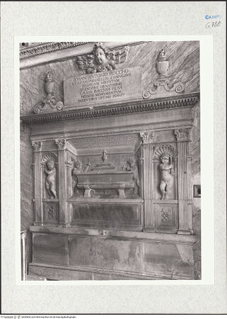 Vorderseite von Courtauld Institute [https://www.deutsche-digitale-bibliothek.de/content/lizenzen/rv-ez/] Grabmal des Giovanni Antonio Rocco und Livia Pisanello - Gesamtansicht, bh283606_recto. Foto.