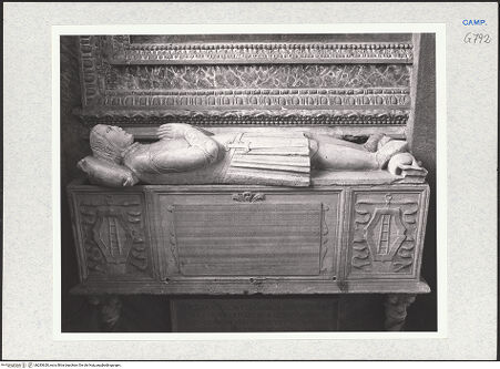 Vorderseite von Courtauld Institute [https://www.deutsche-digitale-bibliothek.de/content/lizenzen/rv-ez/] Grabmal des Antonio Manso und Muscolo Manso - Gisant und Sarkophag, bh283628_recto. Foto.