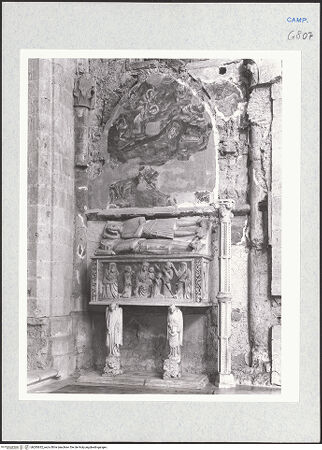 Vorderseite von Courtauld Institute [https://www.deutsche-digitale-bibliothek.de/content/lizenzen/rv-ez/] Grabmal der Caracciolo - Gesamtansicht, bh283632_recto. Foto.