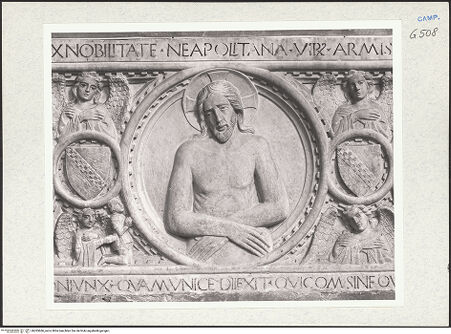 Vorderseite von Courtauld Institute of Art [https://www.deutsche-digitale-bibliothek.de/content/lizenzen/rv-ez/] Grabmal des Nicola Tomacelli (gest. 1473) - Sarkophagfront, Schmerzensmann, bh283686_recto. Foto.