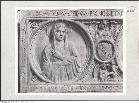 Vorderseite von Courtauld Institute of Art [https://www.deutsche-digitale-bibliothek.de/content/lizenzen/rv-ez/] Grabmal des Nicola Tomacelli (gest. 1473) - Sarkophagfront, Maria, bh283687_recto. Foto.