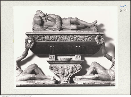 Vorderseite von Courtauld Institute of Art [https://www.deutsche-digitale-bibliothek.de/content/lizenzen/rv-ez/] Grabmal des Bernardino Rota (gest. 1575)Liegefigur und Sarkophag - Gesamtansicht, bh283719_recto. Foto.