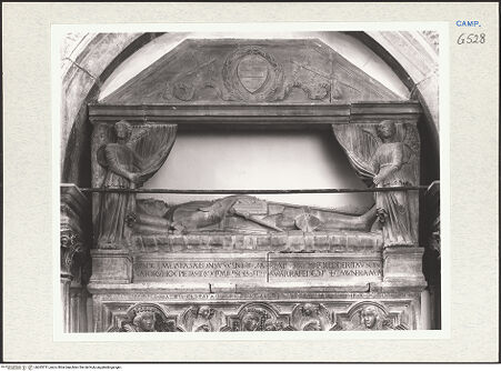 Vorderseite von Courtauld Institute of Art [https://www.deutsche-digitale-bibliothek.de/content/lizenzen/rv-ez/] Grabmal des Antonio Carafa, genannt Malizia (gest. 1438)Engel und Liegefigur - Gesamtansicht, bh283731_recto. Foto.