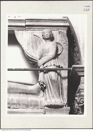 Vorderseite von Courtauld Institute of Art [https://www.deutsche-digitale-bibliothek.de/content/lizenzen/rv-ez/] Grabmal des Antonio Carafa, genannt Malizia (gest. 1438)Engel und Liegefigur - Engel links, bh283742_recto. Foto.