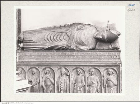 Vorderseite von Courtauld Institute of Art [https://www.deutsche-digitale-bibliothek.de/content/lizenzen/rv-ez/] Grabmal des Bischofs Bartolomeo BrancaccioLiegefigur und Inscrift - Gesamtansicht, bh283762_recto. Foto.