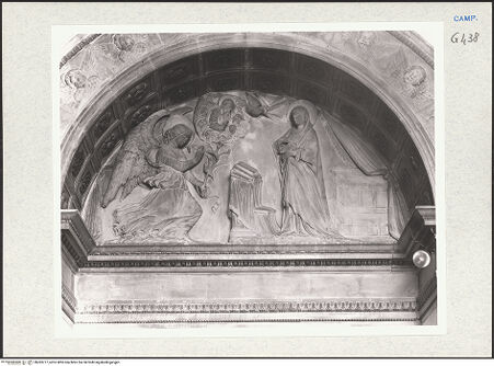 Vorderseite von Courtauld Institute of Art [https://www.deutsche-digitale-bibliothek.de/content/lizenzen/rv-ez/] Grabmal des Diomede Carafa (gest. 1470) - Tympanon: Verkündigung, bh283777_recto. Foto.