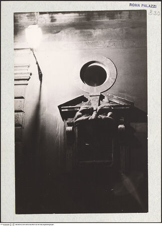 Vorderseite von Bibliotheca Hertziana [https://www.deutsche-digitale-bibliothek.de/content/lizenzen/rv-fz/] Gartenfassade mit Mascherone (Höllenmaul)Maskenfenster - Fenster zur Rechten des Portals (mit Laternenbeleuchtung), bh284394_recto. Foto: Trachtenberg, ?.