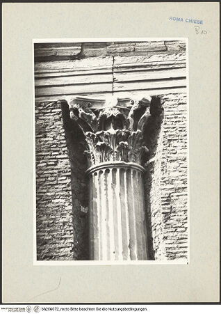 Vorderseite von Nesselrath, Arnold [https://www.deutsche-digitale-bibliothek.de/content/lizenzen/rv-ez/] Sant'Urbano alla Caffarella - Ostseite, Detail: Kapitell, bh286072_recto. Foto: Nesselrath, Arnold.