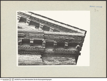 Vorderseite von Nesselrath, Arnold [https://www.deutsche-digitale-bibliothek.de/content/lizenzen/rv-ez/] Sant'Urbano alla Caffarella - Ostseite, Detail des Gebälks und des Giebels, bh286076_recto. Foto: Nesselrath, Arnold.