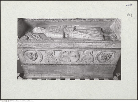 Vorderseite von Courtauld Institute of Art [https://www.deutsche-digitale-bibliothek.de/content/lizenzen/rv-ez/] Grabmäler der CaraccioloGisant des Nicola Caracciolo (gest. 1328) - Gesamtansicht, bh286343_recto. Foto.