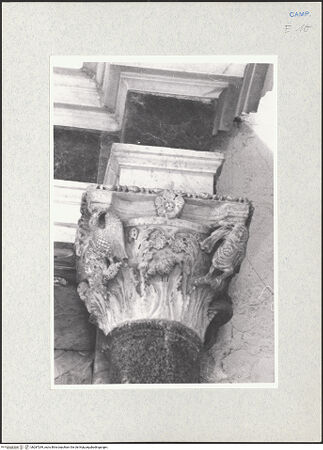 Vorderseite von Glass, Dorothy [https://www.deutsche-digitale-bibliothek.de/content/lizenzen/rv-ez/] Kapitell mit Adler und männlicher Figur - Frontalansicht, bh287299_recto. Foto: Glass, Dorothy.