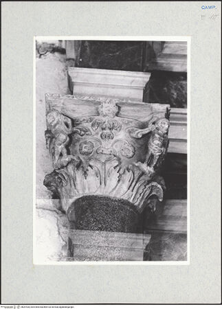 Vorderseite von Glass, Dorothy [https://www.deutsche-digitale-bibliothek.de/content/lizenzen/rv-ez/] Kapitell mit männlichen Figuren - Frontalansicht, bh287300_recto. Foto: Glass, Dorothy.