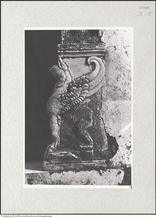 Vorderseite von Glass, Dorothy [https://www.deutsche-digitale-bibliothek.de/content/lizenzen/rv-ez/] Hauptportal - Greif rechts, bh287335_recto. Foto: Glass, Dorothy.