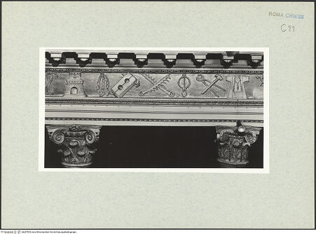 Vorderseite von Vasari [https://www.deutsche-digitale-bibliothek.de/content/lizenzen/rv-ez/] Fries mit liturgischem Gerät, Marterwerkzeugen und religiös-symbolischen Objekten aus dem Alten und Neuen Testament - Linke Seite, Detail (v.l.n.r.): Turm, Kette, Pranger, Säge (?), Vorhängeschloss, Zange und Hammer, Priestergewand, bh287505_recto. Foto.