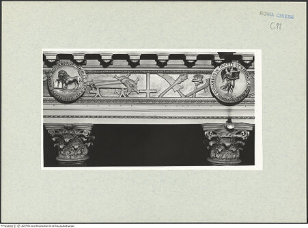 Vorderseite von Vasari [https://www.deutsche-digitale-bibliothek.de/content/lizenzen/rv-ez/] Fries mit liturgischem Gerät, Marterwerkzeugen und religiös-symbolischen Objekten aus dem Alten und Neuen Testament - Linke Seite, Detail (v.l.n.r.): Medaillon mit dem Markuslöwen, Streckbank, Petruskreuz, Keule und Messer, Fackeln, Medaillon mit dem Engel des Evangelisten Johannes, bh287506_recto. Foto.