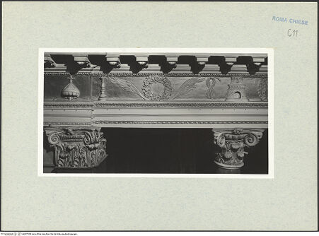 Vorderseite von Vasari [https://www.deutsche-digitale-bibliothek.de/content/lizenzen/rv-ez/] Fries mit liturgischem Gerät, Marterwerkzeugen und religiös-symbolischen Objekten aus dem Alten und Neuen Testament - Linke Seite, Detail (v.l.n.r.): Baldachin, Kranz, Seil und Turm, bh287508_recto. Foto.