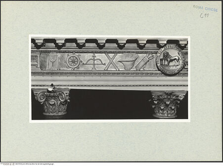 Vorderseite von Vasari [https://www.deutsche-digitale-bibliothek.de/content/lizenzen/rv-ez/] Fries mit liturgischem Gerät, Marterwerkzeugen und religiös-symbolischen Objekten aus dem Alten und Neuen Testament - Linke Seite, Detail (v.l.n.r.): Steuerrad, Pfeil und Bogen, Andreaskreuz (?), Gefäß, Köcher, Medaillon mit dem Markuslöwen, bh287509_recto. Foto.