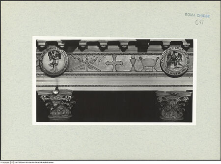 Vorderseite von Vasari [https://www.deutsche-digitale-bibliothek.de/content/lizenzen/rv-ez/] Fries mit liturgischem Gerät, Marterwerkzeugen und religiös-symbolischen Objekten aus dem Alten und Neuen Testament - Linke Seite, Detail (v.l.n.r.): Medaillon mit dem Engel des Evangelisten Johannes, Waffen, Kreuz, Kelch mit Hostie, Wanne, Medaillon mit dem Adler des Johannes, bh287510_recto. Foto.