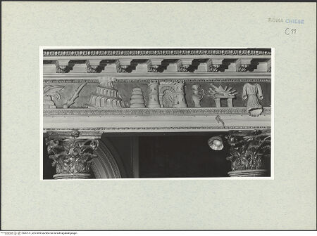 Vorderseite von Vasari [https://www.deutsche-digitale-bibliothek.de/content/lizenzen/rv-ez/] Fries mit liturgischem Gerät, Marterwerkzeugen und religiös-symbolischen Objekten aus dem Alten und Neuen Testament - Rechte Seite, Detail (v.r.n.l.): Gewand, Altar mit Feuerstelle, Krug mit Schlangengriff, Tor einer brennenden Stadt (Sodom bzw. Gomorrha?), nicht identifierte(s) Objekt(e): Stapel mit Broten (?), Turm zu Babel, kahler Baumstamm, Altar mit Feuer (?), bh287511_recto. Foto.