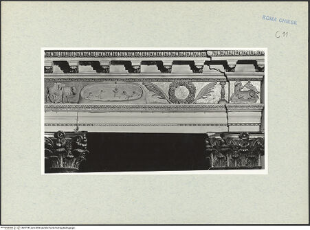 Vorderseite von Vasari [https://www.deutsche-digitale-bibliothek.de/content/lizenzen/rv-ez/] Fries mit liturgischem Gerät, Marterwerkzeugen und religiös-symbolischen Objekten aus dem Alten und Neuen Testament - Linke Seite, Abschluss des Gebälks, Detail (v.l.n.r.): Goldenes Kalb (?), Märtyrer mit Raubtieren in der Arena, Blumenkranz, Lamm Gottes, bh287513_recto. Foto.