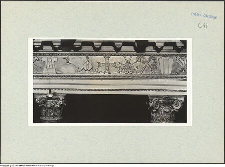 Vorderseite von Vasari [https://www.deutsche-digitale-bibliothek.de/content/lizenzen/rv-ez/] Fries mit liturgischem Gerät, Marterwerkzeugen und religiös-symbolischen Objekten aus dem Alten und Neuen Testament - Linke Seite, Detail (v.l.n.r.): Gewicht, Seilwinde, Kreuz, Zange und Schere, Peitschen, Kasel, bh287514_recto. Foto.