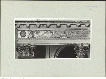 Vorderseite von Vasari [https://www.deutsche-digitale-bibliothek.de/content/lizenzen/rv-ez/] Fries mit liturgischem Gerät, Marterwerkzeugen und religiös-symbolischen Objekten aus dem Alten und Neuen Testament - Rechte Seite, Abschluss des Gebälks, Detail (v.r.n.l.): kahler Baumstamm, Altar mit Feuer (?), Altar mit Opferlamm, Opferbesteck (?), Flammenschwert, Baum der Eerkennntis, Himmelssphäre mit Zodiakus, bh287515_recto. Foto.
