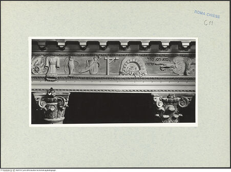 Vorderseite von Vasari [https://www.deutsche-digitale-bibliothek.de/content/lizenzen/rv-ez/] Fries mit liturgischem Gerät, Marterwerkzeugen und religiös-symbolischen Objekten aus dem Alten und Neuen Testament - Rechte Seite, Detail (v.r.n.l.): Hand mit Menetekel, Märtyrer im Feuerofen, Galgen, Säbel und Beutel, Fisch, Gewand, bh287517_recto. Foto.