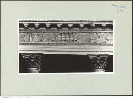 Vorderseite von Vasari [https://www.deutsche-digitale-bibliothek.de/content/lizenzen/rv-ez/] Fries mit liturgischem Gerät, Marterwerkzeugen und religiös-symbolischen Objekten aus dem Alten und Neuen Testament - Linke Seite, Detail (v.l.n.r.): Priestergewand, Blasebalg und Kaminbesteck, Rost des hl. Laurentius, Schöpfkellen, Priestergewand, bh287518_recto. Foto.