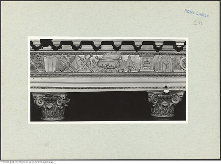Vorderseite von Vasari [https://www.deutsche-digitale-bibliothek.de/content/lizenzen/rv-ez/] Fries mit liturgischem Gerät, Marterwerkzeugen und religiös-symbolischen Objekten aus dem Alten und Neuen Testament - Linke Seite, Detail (v.l.n.r.): Kasel, Waffen, Kessel über Feuer, Lanzenspitze, Presse (?), Priestergewand, Steuerrad, bh287519_recto. Foto.